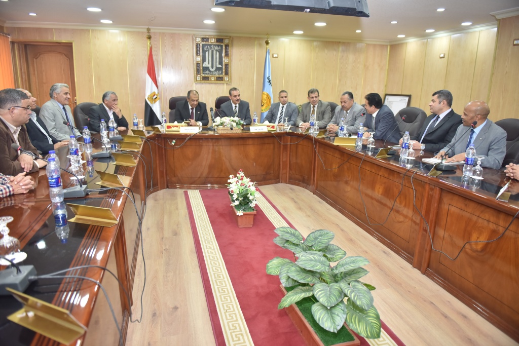 اجتماع وزير الزراعة ومحافظ أسيوط بقيادات  (2)