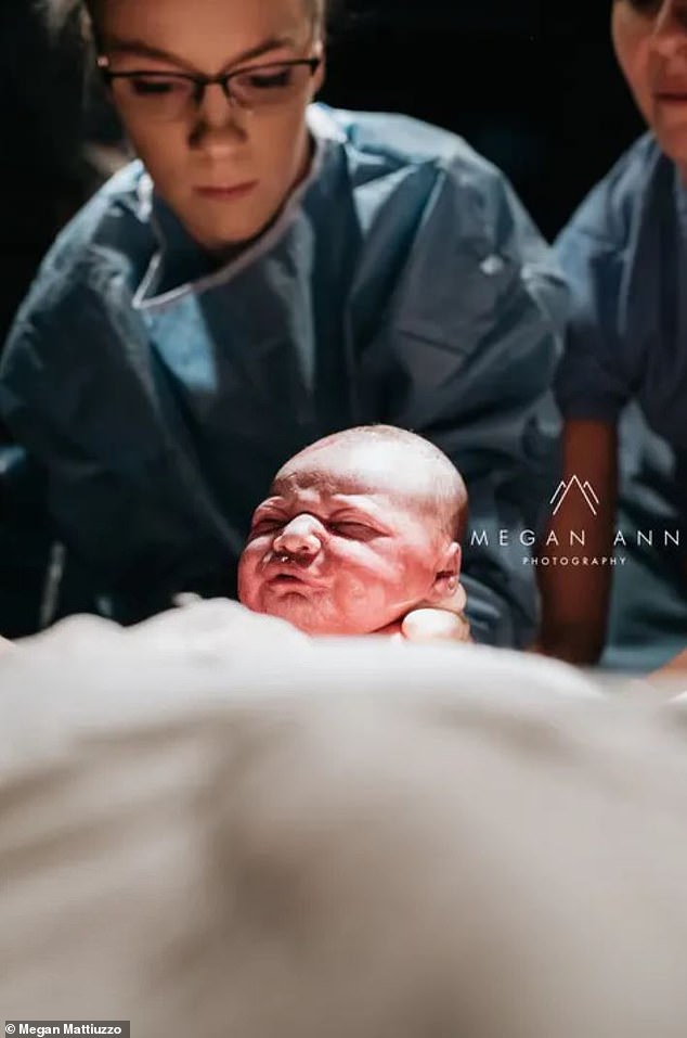 مصورة فوتوغرافية تتحدى آلام المخاض لتوثيق الثوانى الأولى لطفلها الأول  (2)