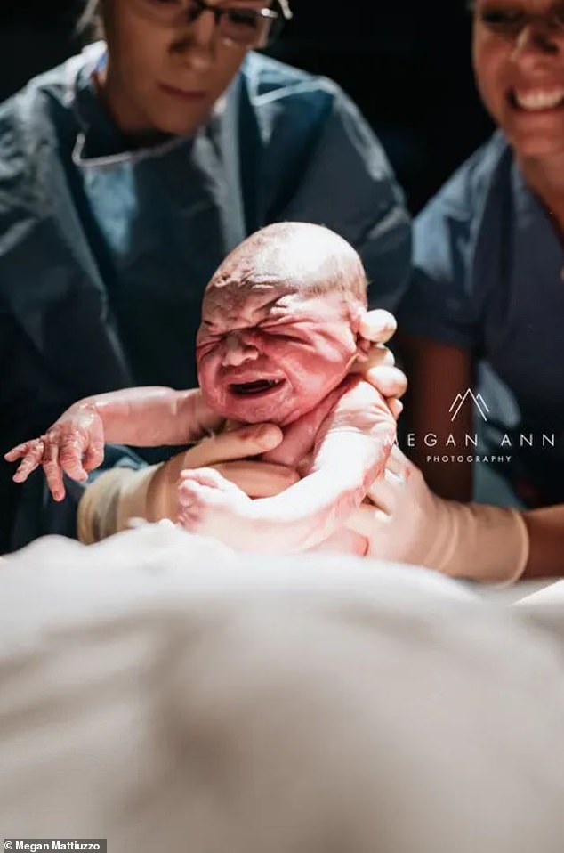مصورة فوتوغرافية تتحدى آلام المخاض لتوثيق الثوانى الأولى لطفلها الأول  (1)