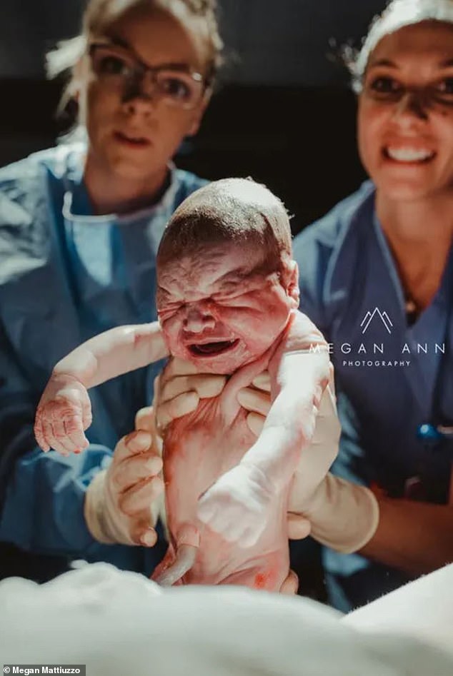 مصورة فوتوغرافية تتحدى آلام المخاض لتوثيق الثوانى الأولى لطفلها الأول  (3)