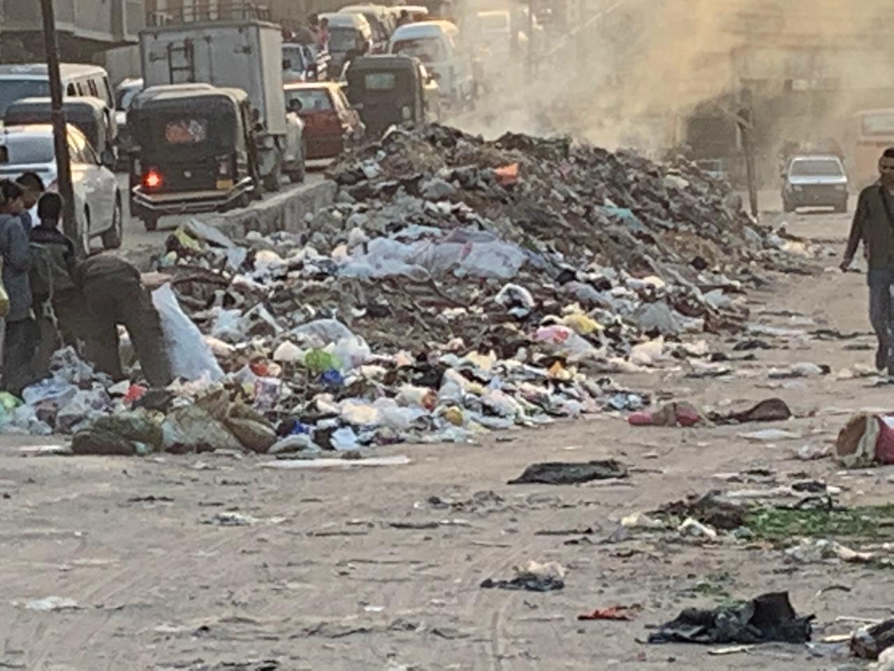 القمامة والتكاتك فى شارع محمد نجيب