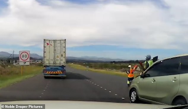لحظة اصطدام السيارة بالعاملين فى جنوب افريقيا