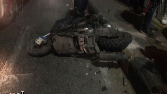 تصادم 5 سيارات وموتوسيكل بسبب مطاردة بين سيارتين بالبطل أحمد عبد العزيز (8)