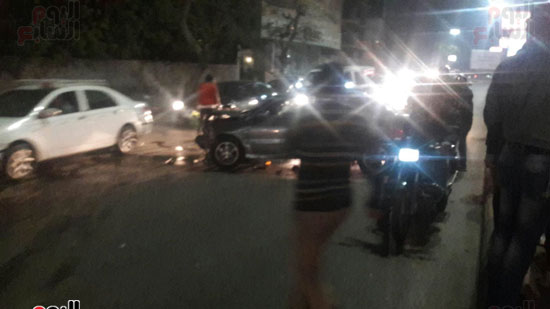 تصادم 5 سيارات وموتوسيكل بسبب مطاردة بين سيارتين بالبطل أحمد عبد العزيز (4)