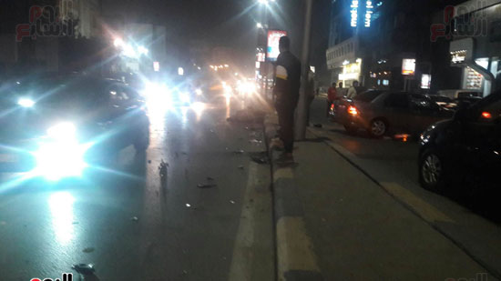 تصادم 5 سيارات وموتوسيكل بسبب مطاردة بين سيارتين بالبطل أحمد عبد العزيز (6)