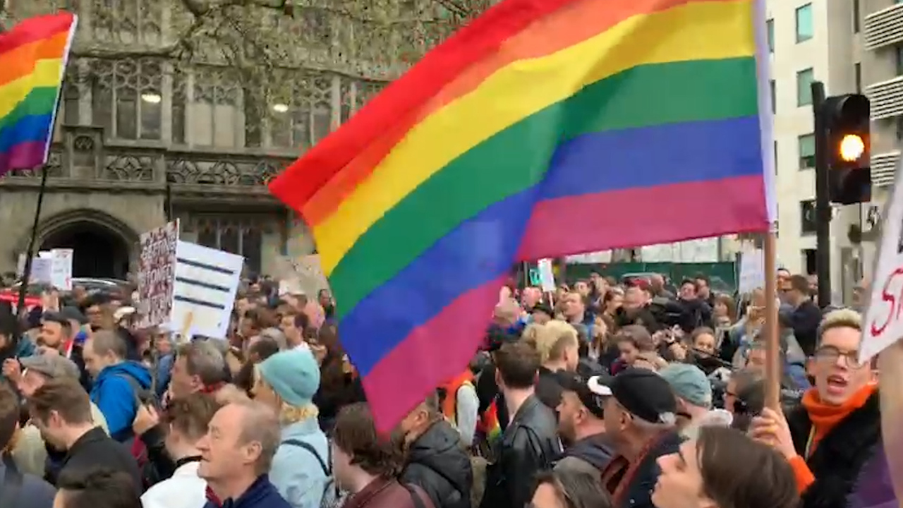 مظاهرات المثليين فى بريطانيا ضد سلطان بروناى