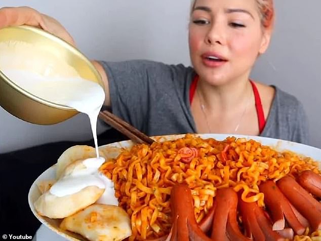 فيرونيكا وانج يتابعها 1.2 مليون متابع على يويتوب وتتحدث عن لذة الأكل