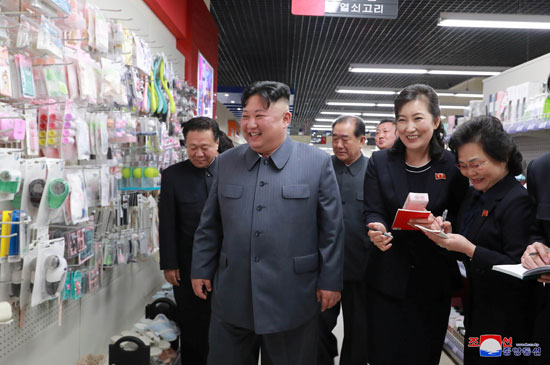 الرئيس كيم جونغ أون يفتتح متجر تايسونج بكوريا الشمالية (4)
