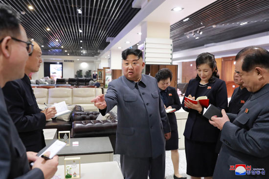 الرئيس كيم جونغ أون يفتتح متجر تايسونج بكوريا الشمالية (5)