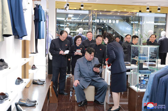 الرئيس كيم جونغ أون يفتتح متجر تايسونج بكوريا الشمالية (1)