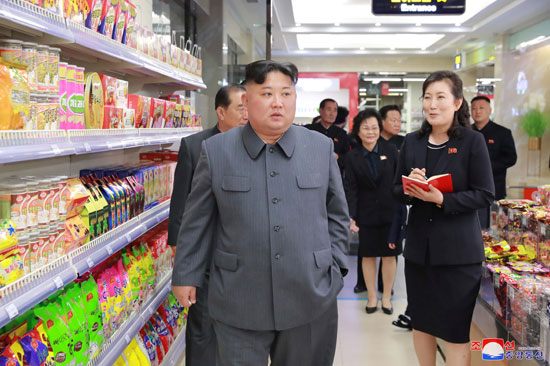 الرئيس كيم جونغ أون يفتتح متجر تايسونج بكوريا الشمالية (2)