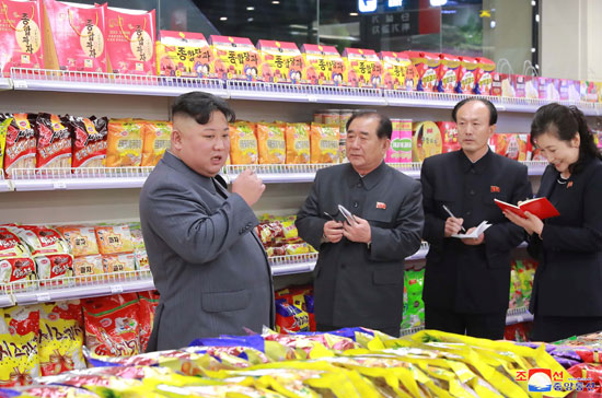 الرئيس كيم جونغ أون يفتتح متجر تايسونج بكوريا الشمالية (3)