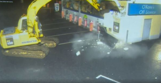 لحظة كسر الحائط للحصول على ماكينة الصراف الآلى