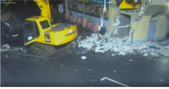 العصابة تعتمد على آلة حفر لسرقة ماكينة صراف آلى