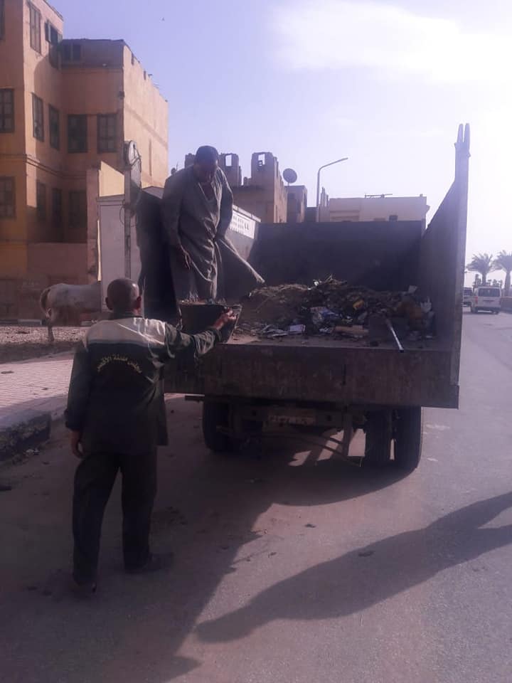 رجال مدينة الأقصر يقودون حملات نظافة بالشوارع المحيطة لطريق الكباش الفرعوني (3)