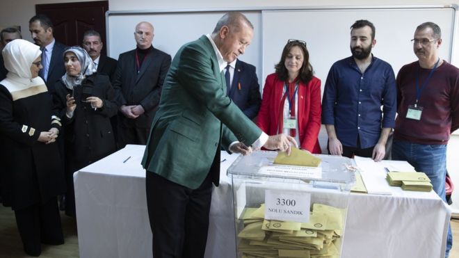 أردوغان يصوت فى الانتخابات المحلية بتركيا