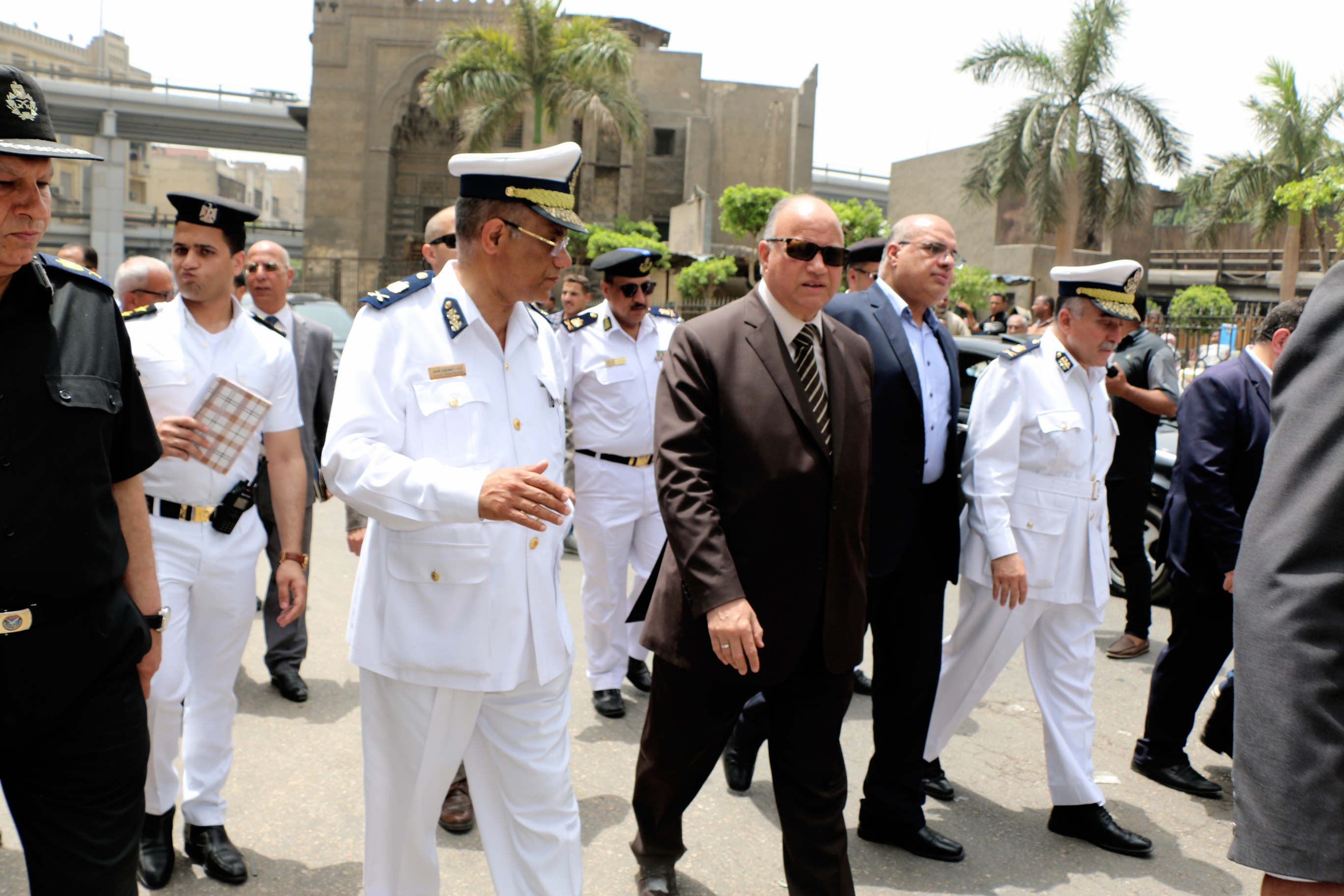 محافظ القاهرة يشرف على حملة بالموسكى (1)