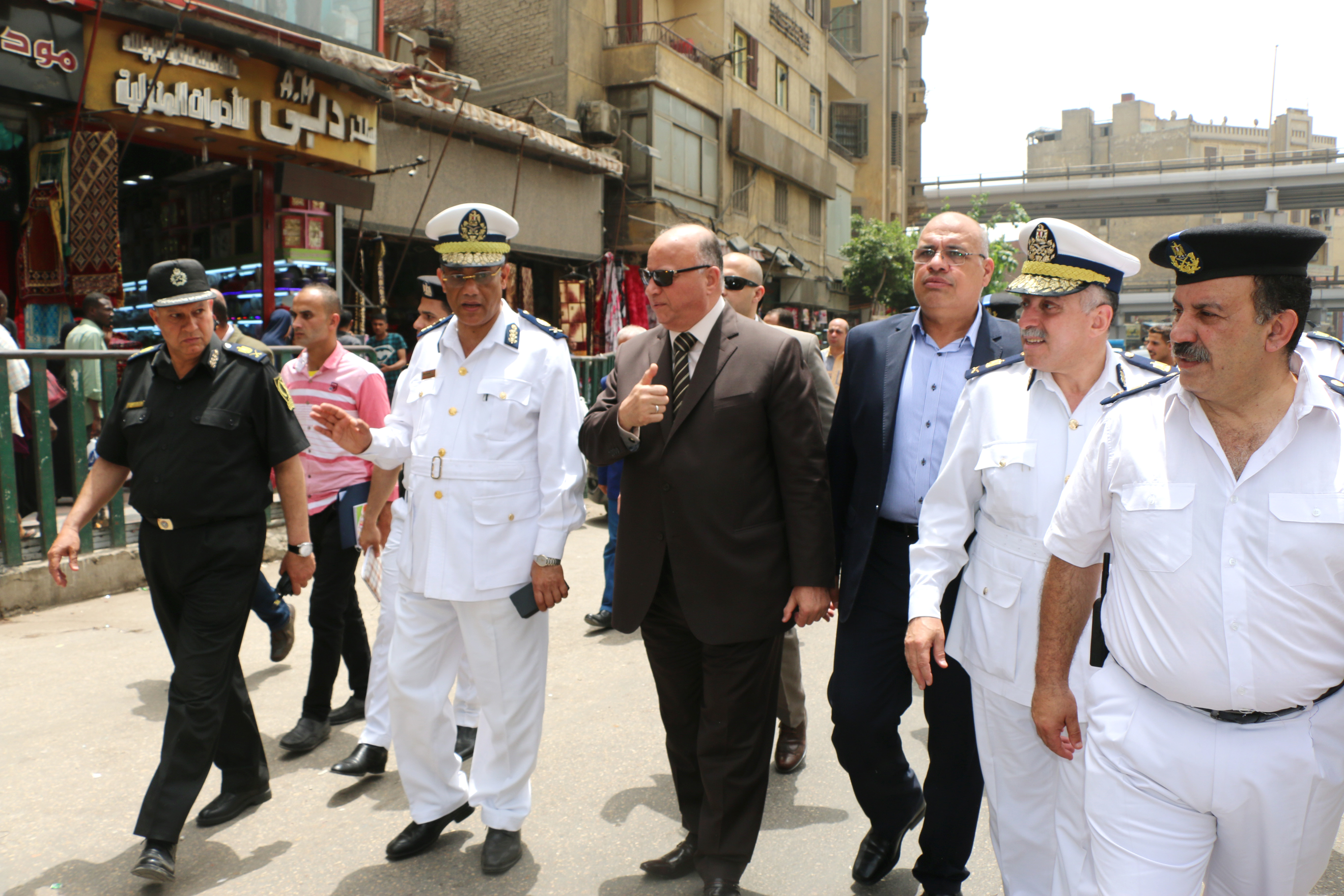 محافظ القاهرة يشرف على حملة بالموسكى (5)