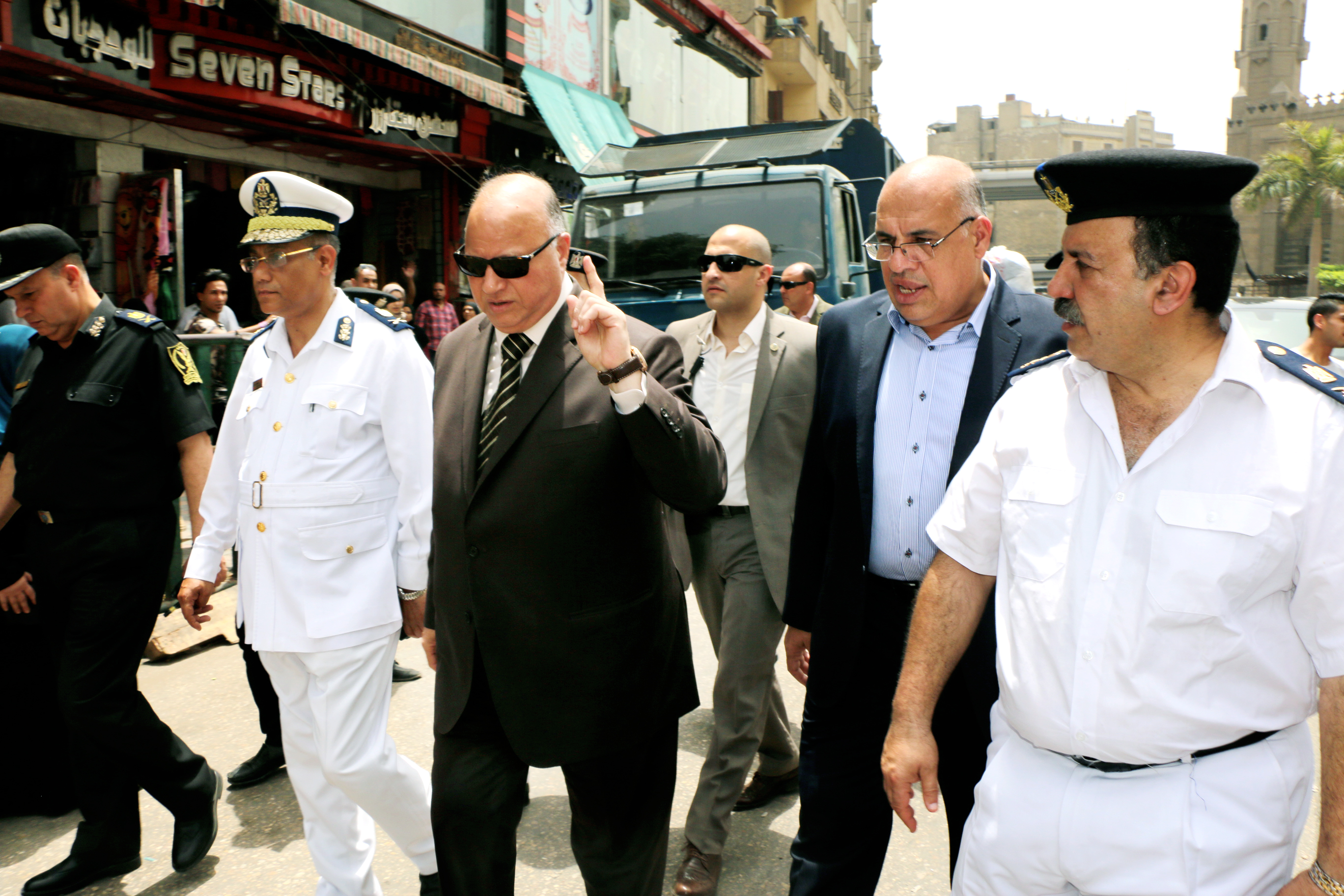 محافظ القاهرة يشرف على حملة بالموسكى (4)