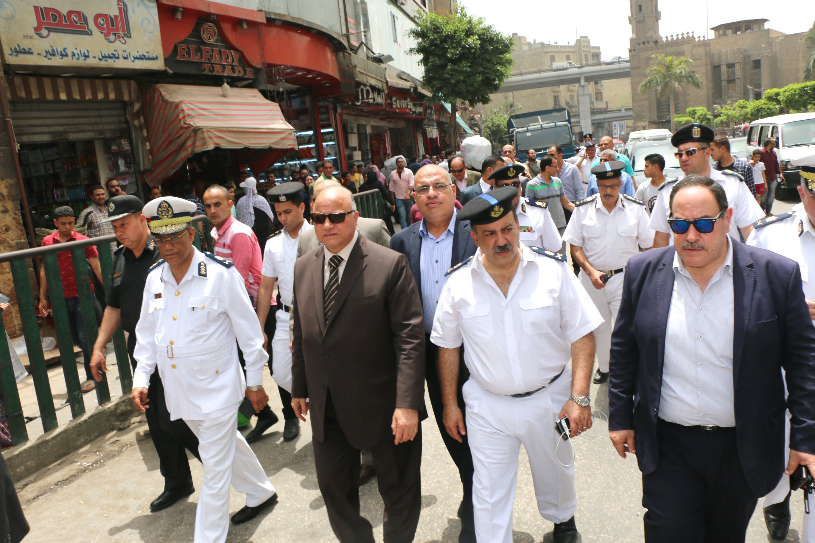 محافظ القاهرة يشرف على حملة بالموسكى (2)