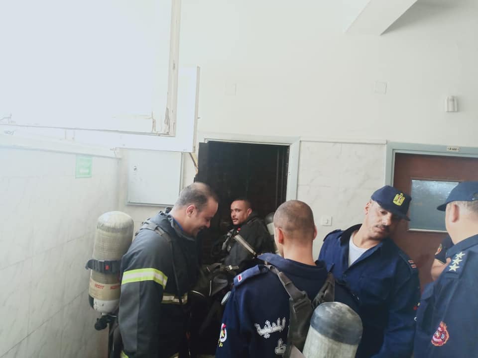 السيطرة علي حريق كابل كهرباء بمستشفي جامعة اسيوط (5)