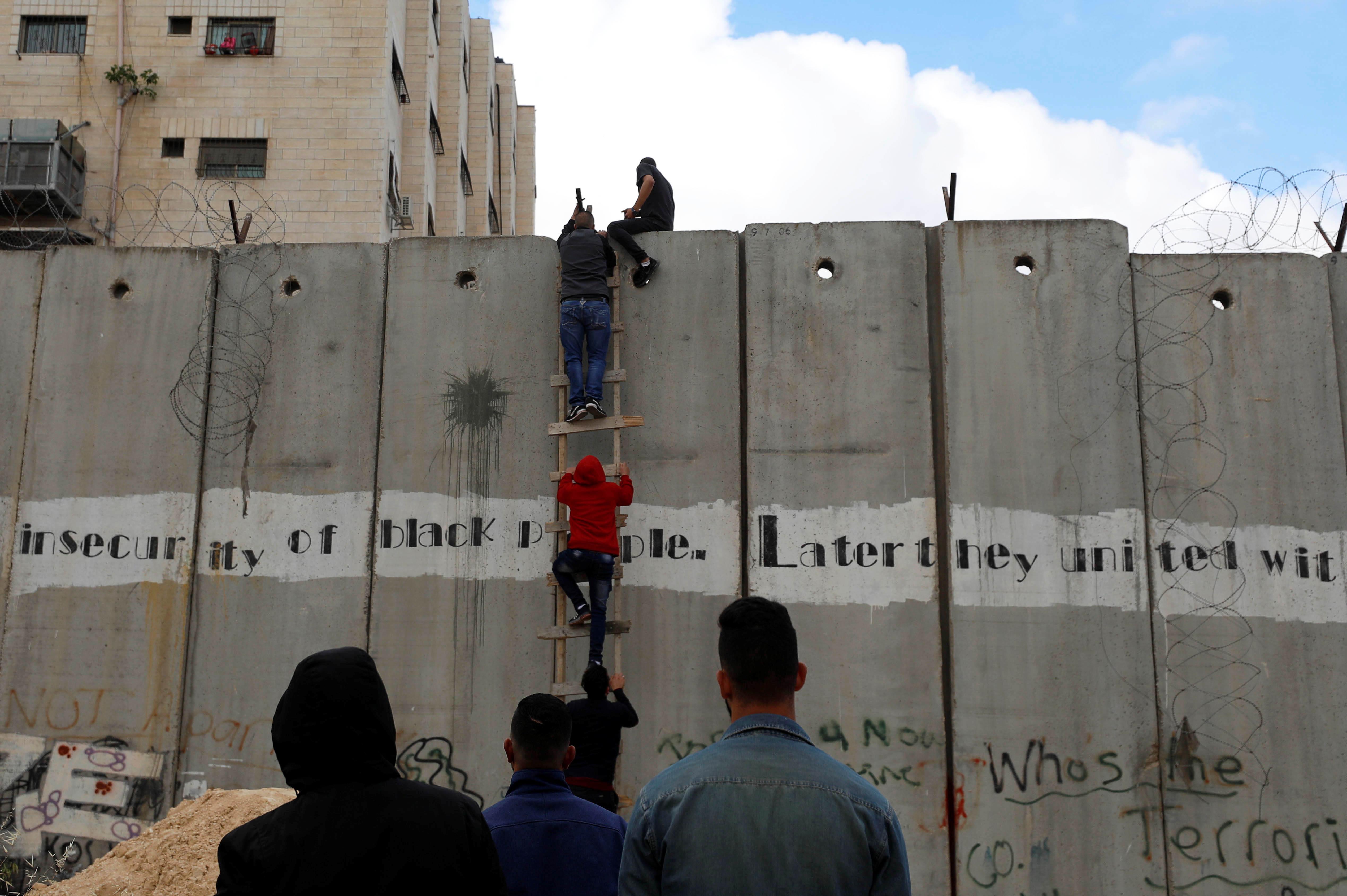 فلسطينيون يعبرون حواجز الاحتلال لتأدية صلاة الجمعة (3)