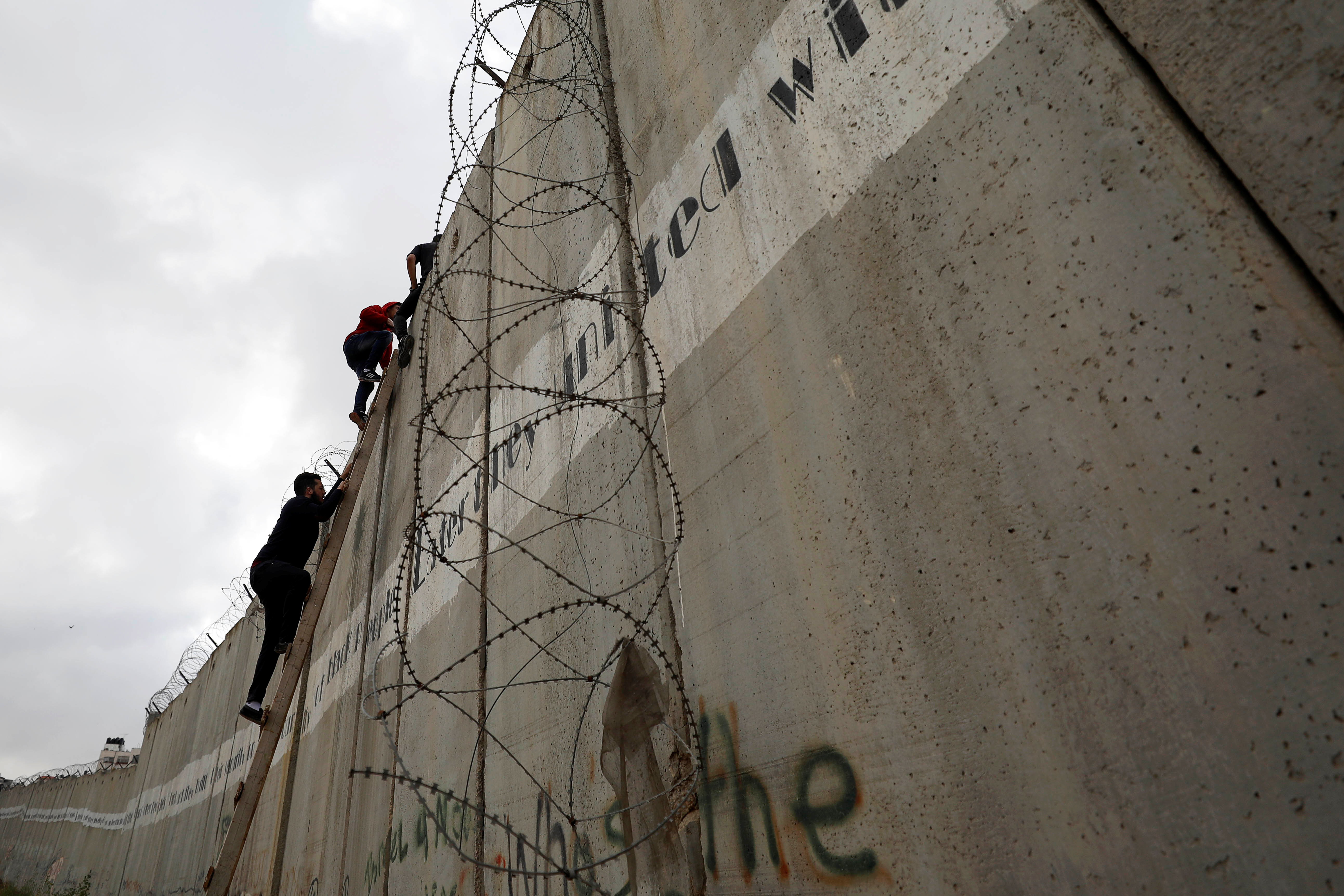 فلسطينيون يعبرون حواجز الاحتلال لتأدية صلاة الجمعة (4)
