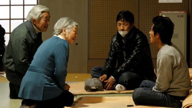 الامبراطور أكيهيتو والأميرة ميتشيكو يتحدثان إلى الناجين من تسونامي 2011
