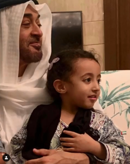 الطفلة فاطمة مع محمد بن زايد