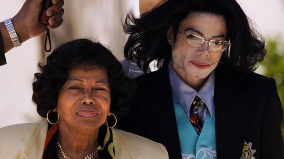 مايكل جاكسون مع والدته