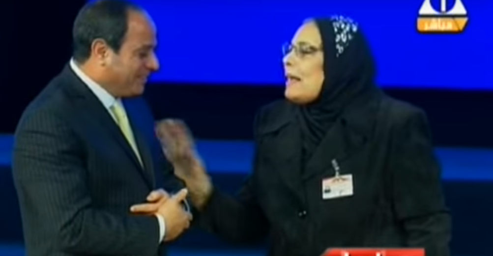 والدة الشهيد خلال تكريمها من الرئيس عبد الفتاح السيسى