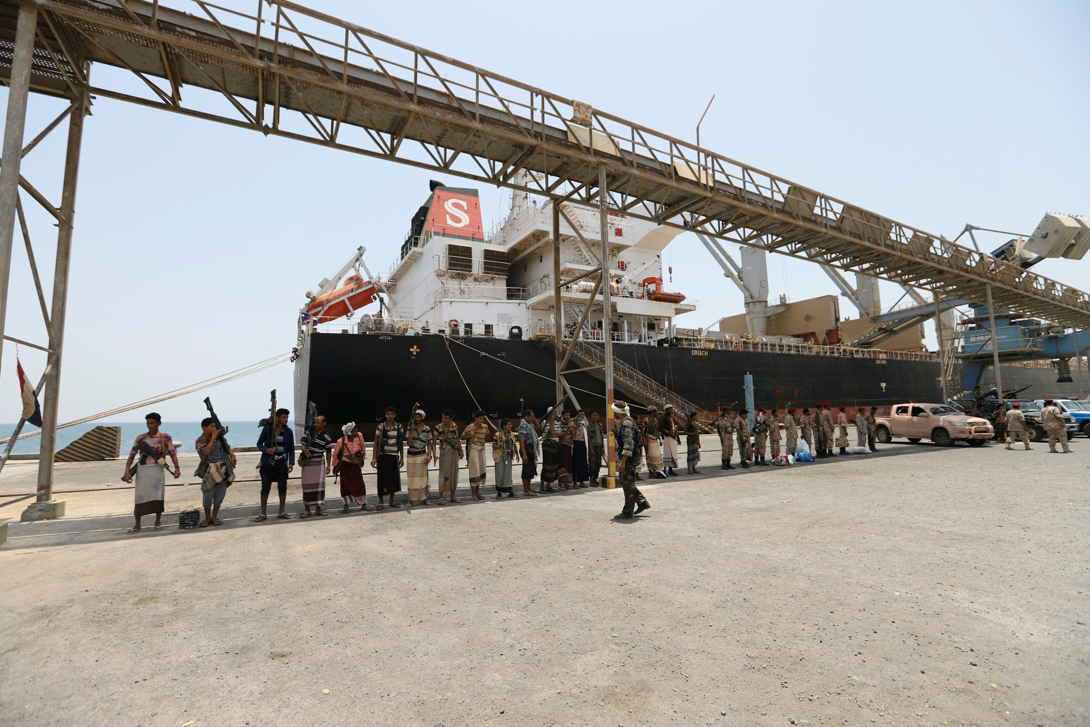 ميليشيا الحوثى تنسحب من ميناء الصليف بمحافظة الحديدة (8)