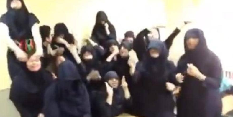 طالبات إيرانيات يرقصن على أغنية جنتلمان