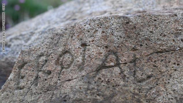 نقوش غريبة على صخرة آثرية فى فرنسا
