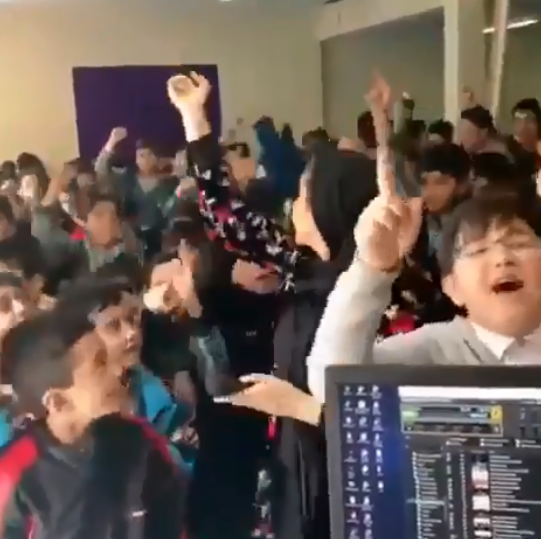 رقص طلاب المدارس