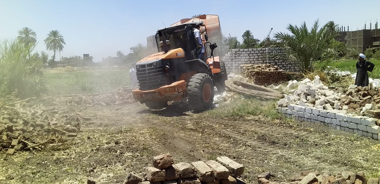 إزالة 9 حالات تعدي على الأراضي الزراعية بمدينة الزينية شمالي الأقصر (1)