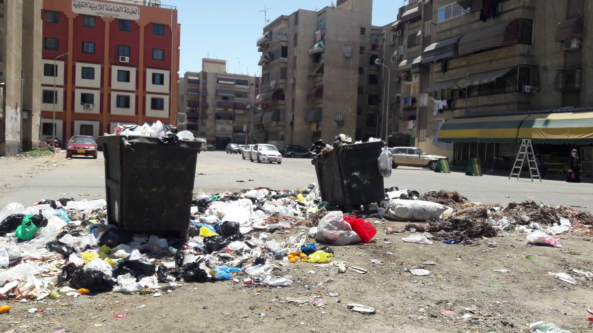 resized_4القمامة تفترش شوارع الزهور ببورسعيد والأهالى يستغيثون (3)