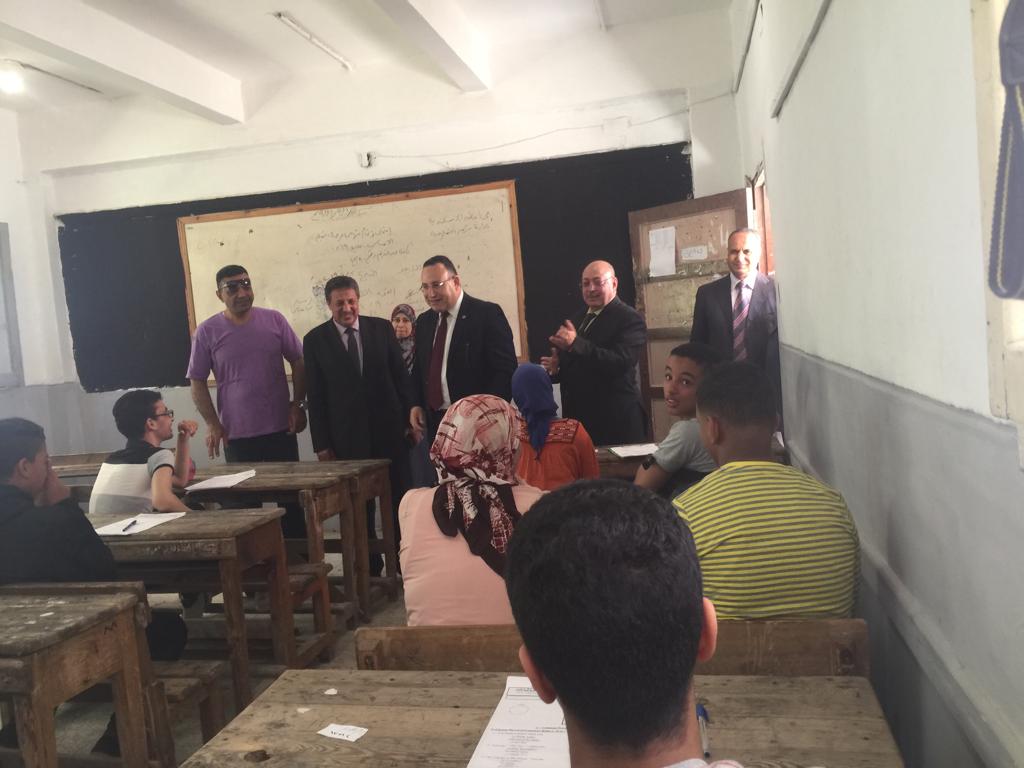 محافظ الاسكندرية يتفقد لجان امتحان الشهادة الاعدادية (3)