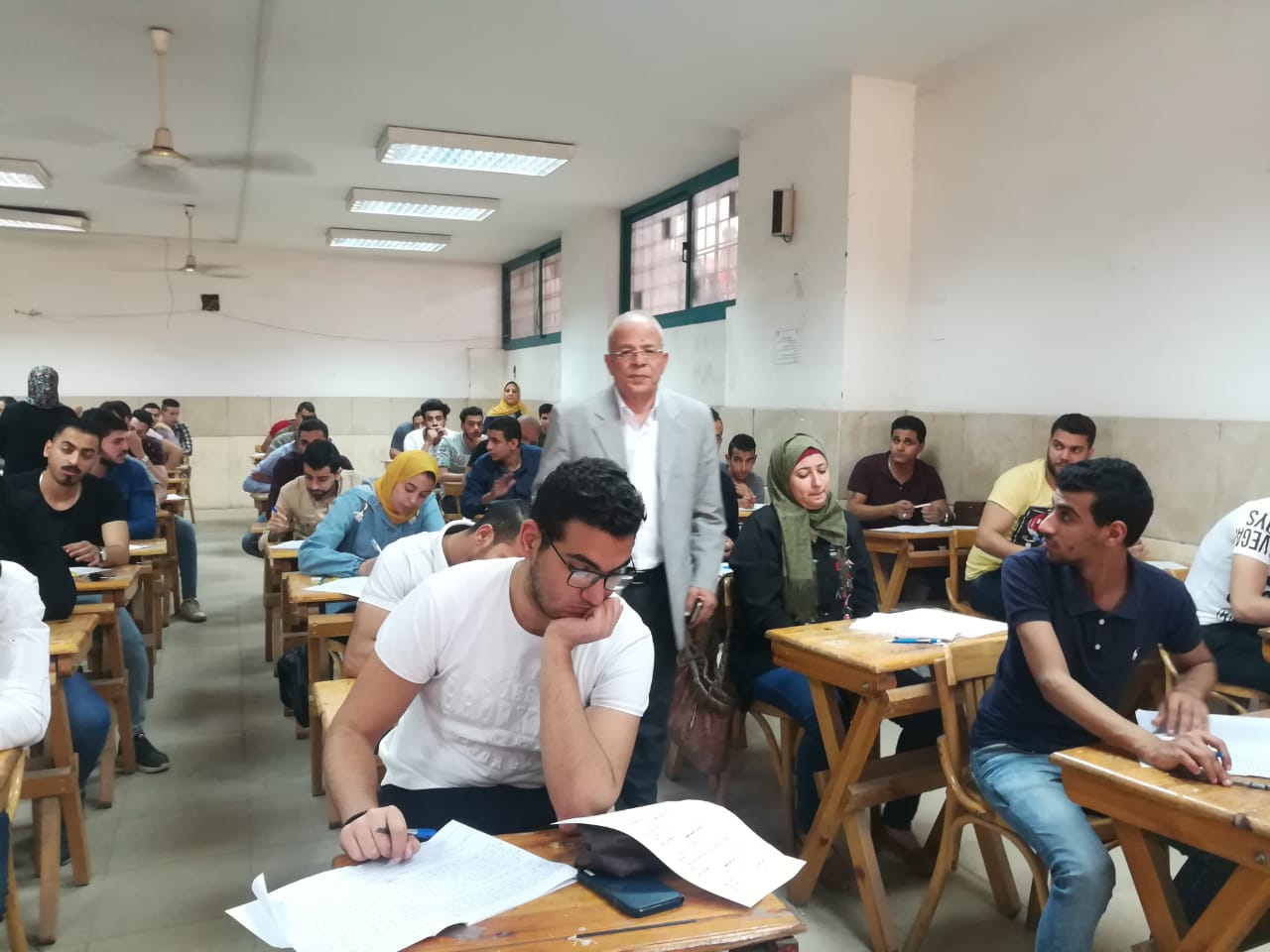 عميد حقوق عين شمس يتفقد امتحانات الطلاب  (5)