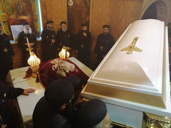 تشييع جثمان القس مقار سعد كاهن كنيسة مار مرقس بشبرا الخيمة (5)