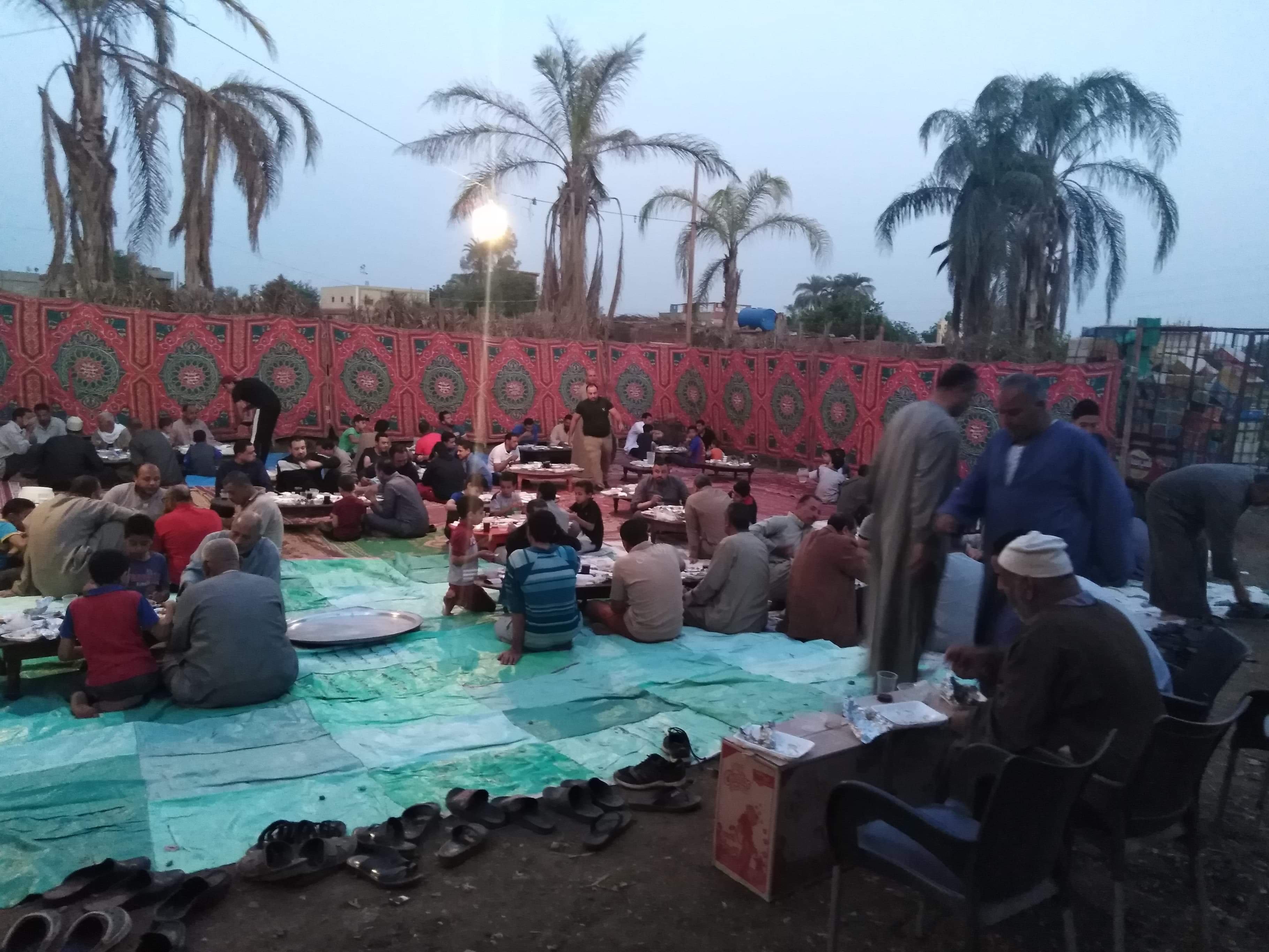أقباط أشقاء بالمنوفية ينظمون مائدة إفطار للمسلمين (9)
