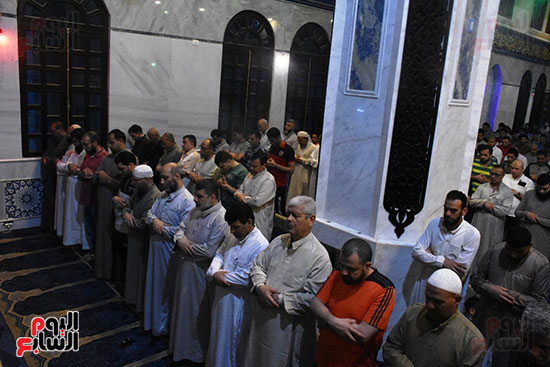 الآلاف يؤدون صلاة التراويح بمسجد آل الشامى بالمحلة (12)