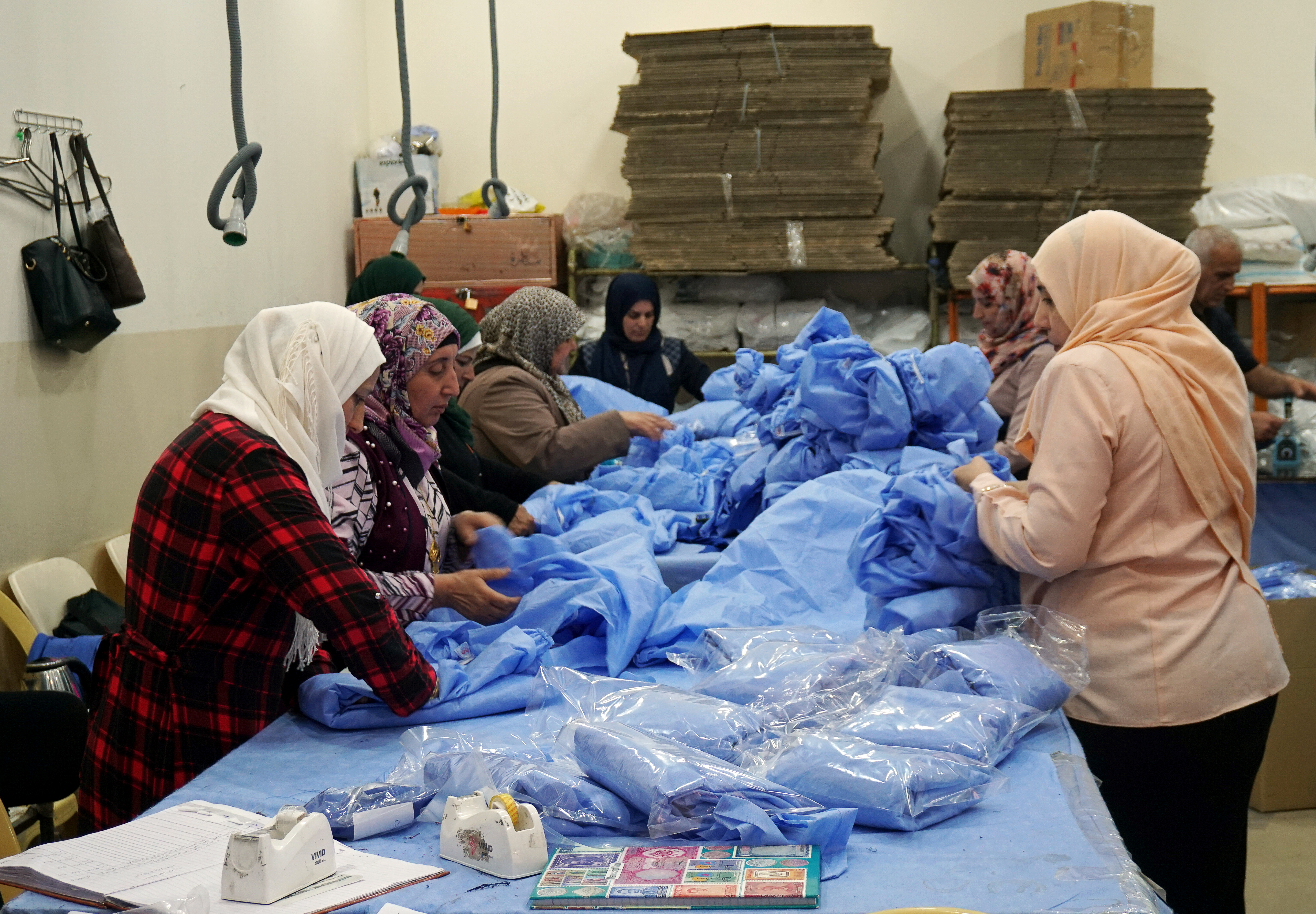 نساء فى الموصل بالعراق يعيدون بناء مصنع للمنسوجات بعد تدميره على يد داعش (6)