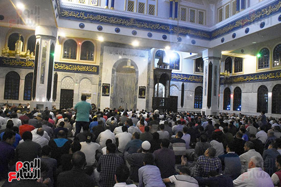 الآلاف يؤدون صلاة التراويح بمسجد آل الشامى بالمحلة (6)