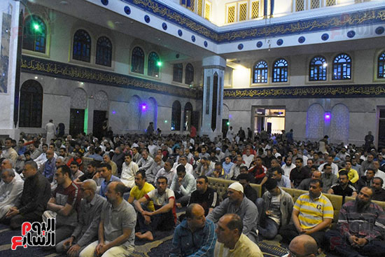 الآلاف يؤدون صلاة التراويح بمسجد آل الشامى بالمحلة (1)