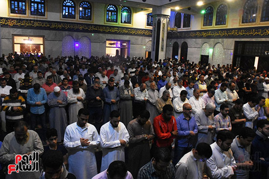الآلاف يؤدون صلاة التراويح بمسجد آل الشامى بالمحلة (9)
