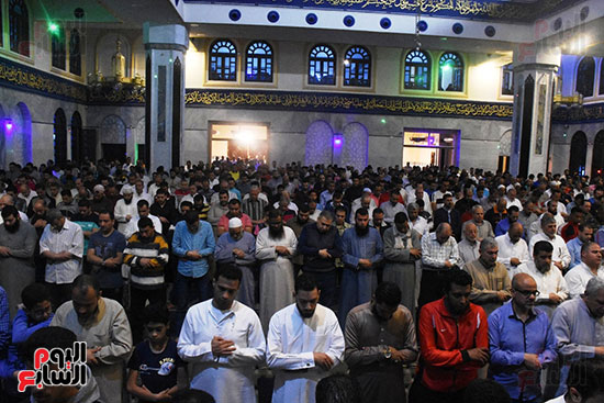 الآلاف يؤدون صلاة التراويح بمسجد آل الشامى بالمحلة (11)