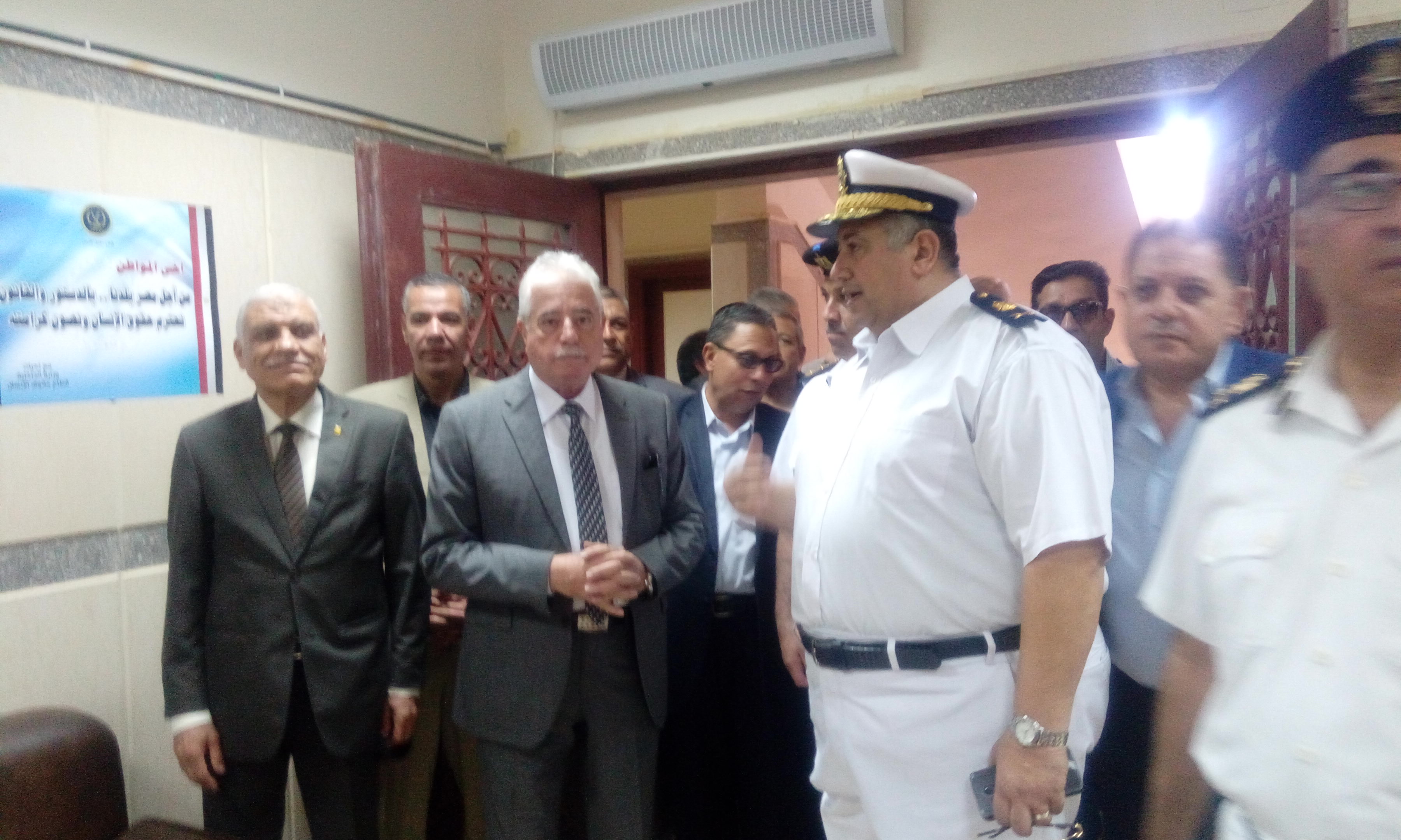 محافظ جنوب سيناء ومساعد مدير الأمن يتفقدان سجل الأحوال المدنية (1)