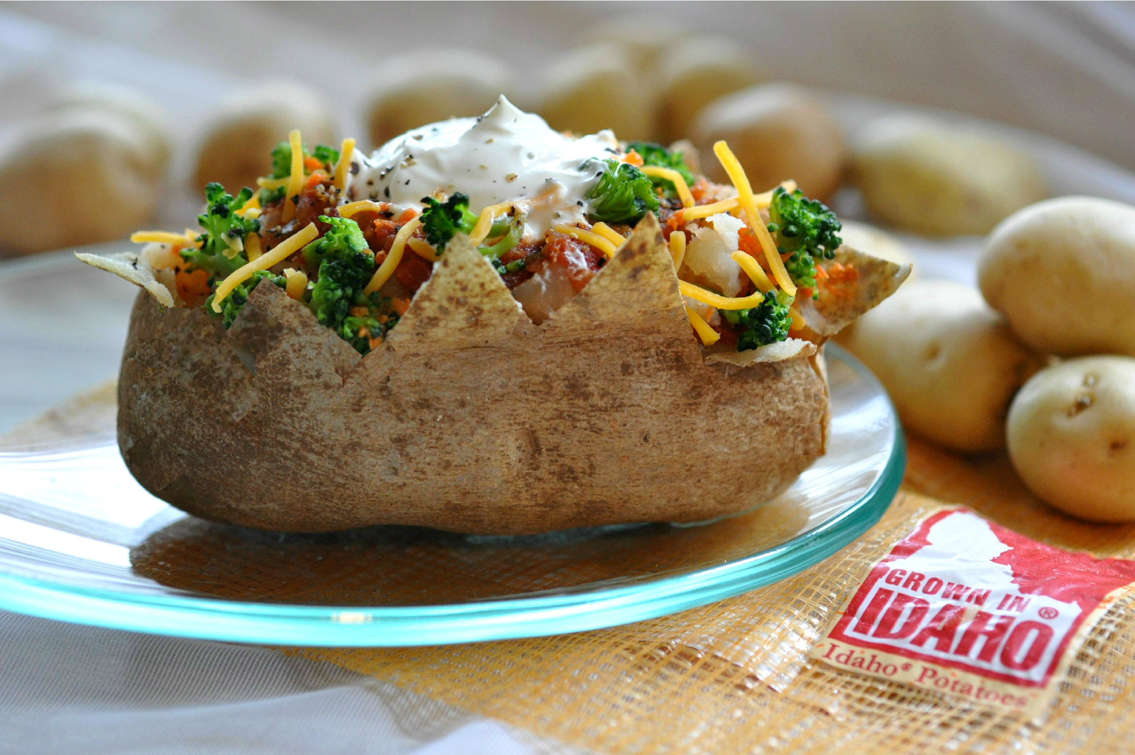 baked-idaho-potato-with-broccoli-and-salsa
