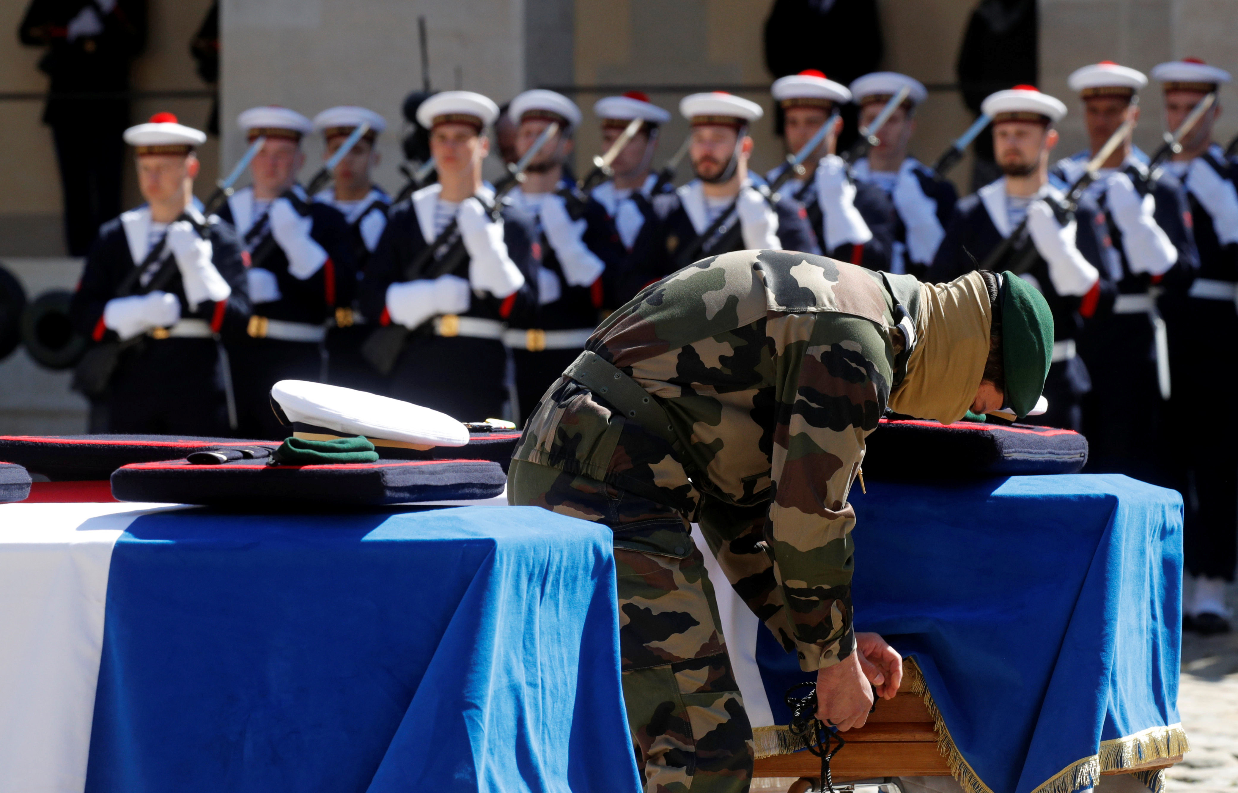 تكريم الجنود أثناء الجنازة